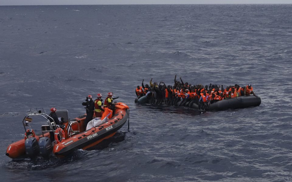 Τρία εκ των υπό έρευνα περιστατικών είχαν καταγραφεί από τις κάμερες βρετανικού αεροσκάφους επιτήρησης, μισθωμένου από τον Frontex, που εκτελούσε περιπολίες στο ανατ. Αιγαίο. Τα υπόλοιπα έχουν καταγγελθεί από τα πληρώματα σκαφών Σουηδίας και Δανίας, καθώς και από μέλη ΜΚΟ (φωτ. AP /Sergi Camara)