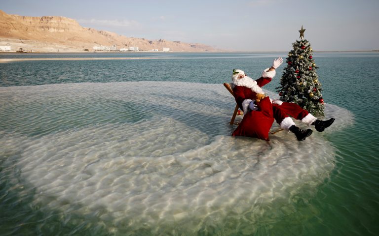 O Άγιος Βασίλης φέρνει τη χαρά και ένα χριστουγεννιάτικο δέντρο στη Νεκρά Θάλασσα (βίντεο)