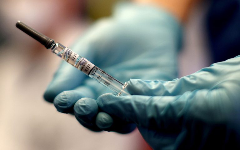 Κορωνοϊός: Ποιοι θα κάνουν πρώτοι το εμβόλιο σε κάθε χώρα