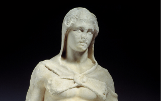 Αγαλματίδιο του Ηρακλή που χρονολογείται στο τέλος του 4ου αι. πΧ. Ανασύρθηκε το 1885 απέναντι από το σημείο που βρέθηκε η κεφαλή του Ερμή, κοντά στον Ι.Ν. της Αγίας Ειρήνης.