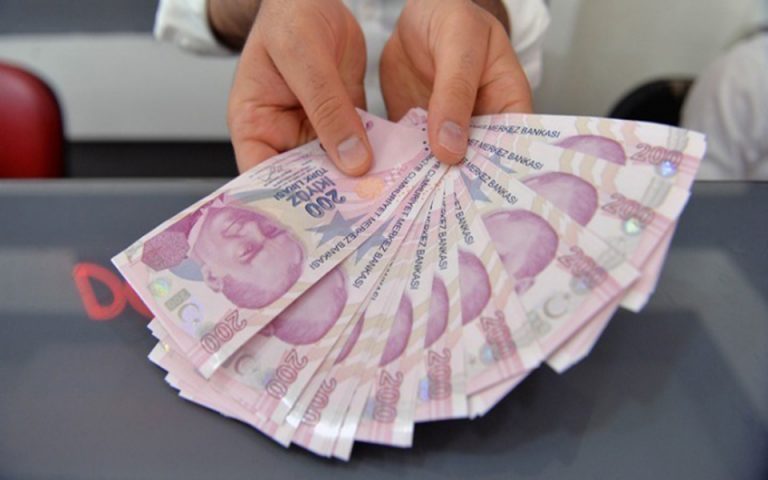 Η κεντρική τράπεζα έχει «κάψει» πάνω από 100 δισ. για τη στήριξη της λίρας
