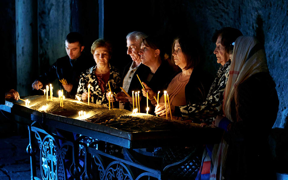 Πιστοί στο μοναστήρι Geghard, στην Αρμενία.