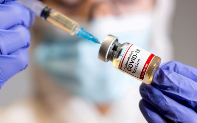 Ηλ. Μόσιαλος: Πόσο καιρό μετά τον εμβολιασμό θα είμαστε προστατευμένοι