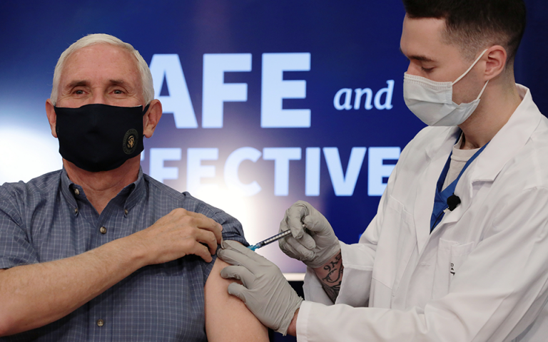 Εμβολιασμός σε live μετάδοση για τον Μάικ Πενς