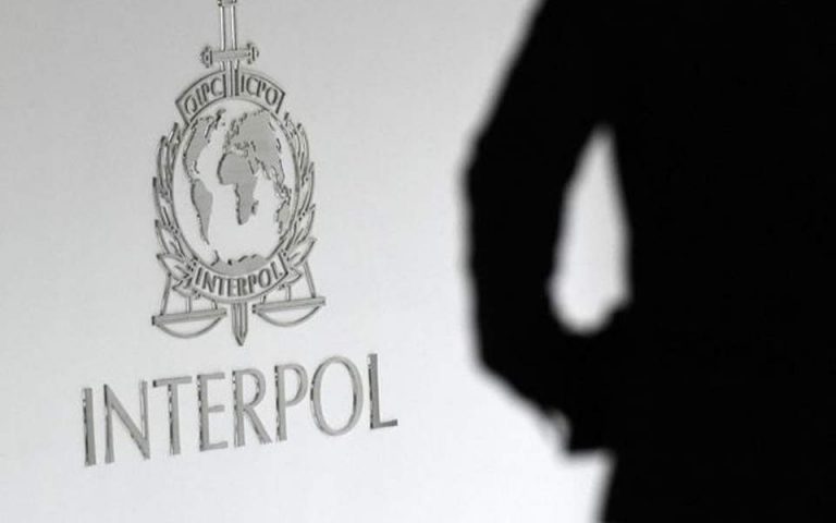 Interpol: Προειδοποιεί ότι εγκληματικά δίκτυα μπορεί να βάλουν ως στόχο τα εμβόλια