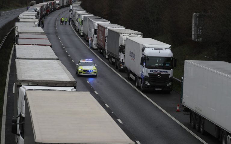 Συμφωνία Βρετανίας-Γαλλίας για να ξαναρχίσει η κίνηση φορτηγών