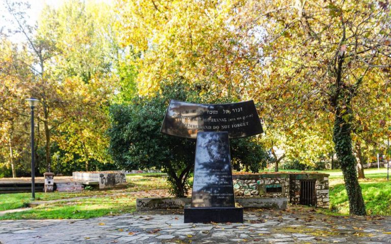Το ΥΠΕΞ καταδικάζει τη βεβήλωση του Μνημείου του Ολοκαυτώματος στη Δράμα
