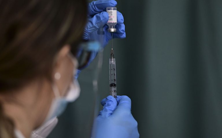 Γαλλία: Την Κυριακή ξεκινούν οι εμβολιασμοί