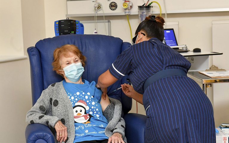 Εμβολιάστηκε ο πρώτος άνθρωπος στη Βρετανία – Είναι η 90χρονη Μάργκαρετ Κίναν