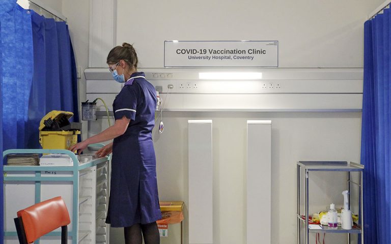 Η Βρετανία προετοιμάζεται για τα πρώτα εμβόλια