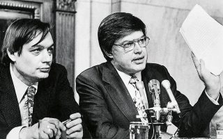 20.11.1975: Ο γερουσιαστής Φρανκ Τσορτς (δεξιά) παρουσιάζει στους δημοσιογράφους το πιο καυτό κομμάτι από την έκθεση της δικής του επιτροπής: τη λίστα των πολιτικών δολοφονιών που εκτέλεσε ή αποπειράθηκε να εκτελέσει η CIA τα προηγούμενα 15 χρόνια. (Φωτ. ASSOCIATED PRESS)