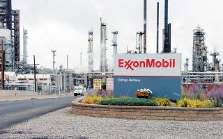 Η ExxonMobil περιορίζει κατά 10 δισ. δολάρια τις κεφαλαιακές επενδύσεις, στα 25 δισ. δολ. έως και το 2025, ενώ σχεδιάζει στα τέλη του 2021 να έχει μειώσει το προσωπικό της κατά 15% (φωτ. A.P.).