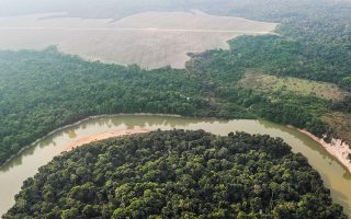 Αποψη του τροπικού δάσους του Αμαζονίου. Η αποψίλωσή του αυξήθηκε κατά 9,5% σε σύγκριση με πέρυσι, εξέλιξη που θεωρείται άμεση συνέπεια των πολιτικών του προέδρου Ζαΐρ Μπολσονάρο, επί των ημερών του οποίου αποδυναμώθηκαν οι ελεγκτικοί μηχανισμοί. Η έκταση τροπικού δάσους που χάθηκε (11.088 τετραγωνικά χλμ.) είναι σχεδόν τρεις φορές μεγαλύτερη από τον στόχο που είχε θέσει η χώρα για το 2020 (φωτ. REUTERS / Ueslei Marcelino).