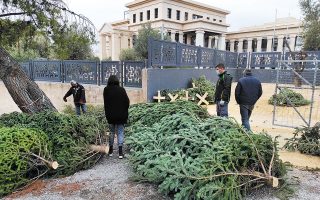Η μεγάλη ζήτηση για αγορά χριστουγεννιάτικου δένδρου αιφνιδίασε τους πωλητές ελάτων, που πριν από μερικές ημέρες μετέφεραν στην Αττική τα προς πώληση δένδρα από τις καλλιέργειές τους στη Χαλκιδική. Οπως οι ίδιοι λένε για τους πελάτες τους, «φαίνεται ότι έχουν την ανάγκη να στολίσουν, να δώσουν χαρά στο σπίτι». 