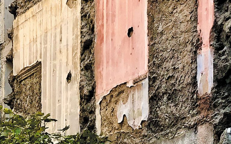 Ο ρόδινος τοίχος της Χαριλάου Τρικούπη