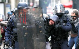 «Το άρθρο 24 συνιστά ριζική οπισθοδρόμηση, απαγορεύοντας την καταγραφή πράξεων παράνομης βίας από αστυνομικούς», λέει ο Εντουί Πλενέλ. (Φωτ. A.P. Photo (AΡΧΕΙΟ) / Francois Mori)