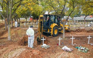 Με την κατάσταση στα νοσοκομεία και στις μονάδες εντατικής θεραπείας στη Βόρεια Ελλάδα να είναι ασφυκτική, νέοι τάφοι ανοίγονται στη Θεσσαλονίκη για τα θύματα του κορωνοϊού (φωτ. REUTERS / Alexandros Avramidis).
