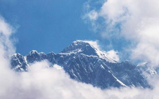 Κατά σχεδόν ένα μέτρο (86 εκατοστά) «ψήλωσε» το Εβερεστ, καθώς Νεπάλ και Κίνα συμφώνησαν ότι το ύψος της ψηλότερης κορυφής των Ιμαλαΐων ανέρχεται σε 8,848.86 μέτρα. Μέχρι προσφάτως, οι δύο χώρες δεν μπορούσαν να καταλήξουν κατά πόσον θα συνυπολόγιζαν στο συνολικό ύψος του όρους και αυτό του χιονιού που καλύπτει την κορυφή και έτσι οι μετρήσεις τους παρουσίαζαν αποκλίσεις. Η Κίνα καθόριζε το ύψος του σε 8,844.43 μ., τέσσερα μέτρα χαμηλότερα από το Νεπάλ. 