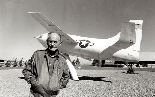 Ο Τσακ Γιέγκερ φωτογραφίζεται μπροστά από αεροσκάφος Bell X-1, με το οποίο έγραψε ιστορία το 1947 (φωτ. A.P. / Douglas C. Pizac).
