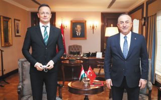 Ο υπουργός Εξωτερικών της Τουρκίας Μεβλούτ Τσαβούσογλου υποδέχθηκε χθες στην Αγκυρα τον Ούγγρο ομόλογό του Πέτερ Σζιτζάρτο (φωτ. REUTERS).