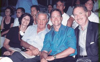 Οι Andy (πρώτος από δεξιά) και Mike (δίπλα του) Manatos μαζί με τον Πολ και τη Χριστίνα Σαρμπάνη στην τελετή έναρξης των Ολυμπιακών Αγώνων, το 2004.