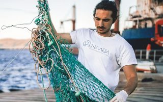 Ο 26χρονος Λευτέρης Αραπάκης είναι από χθες ένας από τους 7 «Νέους Πρωταθλητές της γης», του προγράμματος των Ηνωμένων Εθνών για το Περιβάλλον. Η νεοφυής οργάνωση «Εναλεία», που ίδρυσε το 2016, εκπαιδεύει αλιείς στη συλλογή πλαστικών από τη θάλασσα, προκειμένου να βελτιωθεί το θαλάσσιο οικοσύστημα. «Βγάζουμε πλαστικά από τον βυθό, αλλά φροντίζουμε να μπουν στην κυκλική οικονομία, να δημιουργήσουμε θέσεις εργασίας», λέει ο ίδιος στην «Κ». 