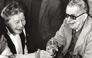 Η Σιμόν ντε Μποβουάρ με τον σύζυγό της, Ζαν-Πολ Σαρτρ, σε δεξίωση στο Παρίσι, το 1974 (φωτ. A.P.).