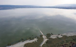 Η Ελλάδα έχει αρκετές μεμονωμένες περιπτώσεις «ανοιχτές», όπως η προστασία της λίμνης Κορώνειας (φωτ. INTIME NEWS).