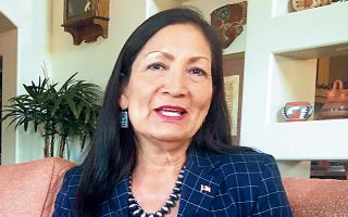 H Ντεμπ Χάαλαντ είχε γίνει το 2018 η πρώτη αυτόχθων γυναίκα που εξελέγη στο αμερικανικό Κογκρέσο (φωτ. A.P. / Russell Contreras). 