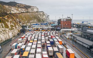 Φορτηγά σχηματίζουν τεράστιες ουρές στο Ντόβερ της Βρετανίας, την ώρα κατά την οποία Λονδίνο και Βρυξέλλες διαπραγματεύονται για μια εμπορική συμφωνία μετά το Brexit (φωτ. EPA/ANDY RAIN).