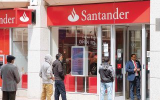 Η Santander ετοιμάζεται από την αρχή του έτους να επιβάλει μηνιαία χρέωση ύψους 20 ευρώ σε όσους πελάτες έχουν τρεχούμενους λογαριασμούς που, όμως, δεν περιλαμβάνουν τον μισθό τους, ενώ δεν έχουν αγοράσει κάποιο άλλο χρηματοπιστωτικό προϊόν.