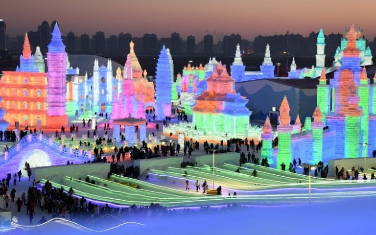 Φαντασμαγορική πόλη από πάγο, για την Πρωτοχρονιά (βίντεο)