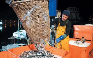 Σύμφωνα με πηγές, η Βρετανία κατέθεσε συμβιβαστική πρόταση για περιορισμό, κατά 30%, της συνολικής αξίας των αλιευμάτων που θα μπορούν να συγκεντρώνουν οι Ευρωπαίοι από τα βρετανικά ύδατα (φωτ. EPA/WILL OLIVER).
