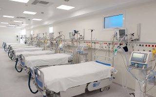 Tις 12 νέες κλίνες που παραδόθηκαν στη ΜΕΘ του Γενικού Κρατικού Νοσοκομείου Νικαίας εγκαινίασε χθες ο υπουργός Υγείας Β. Κικίλιας (φωτ. ΑΠΕ ΜΠΕ/ ΥΠΟΥΡΓΕΙΟ ΥΓΕΙΑΣ ).