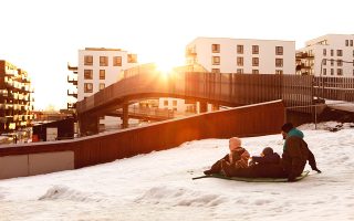 Τα παιχνίδια στο χιόνι είναι συνηθισμένη οικογενειακή δραστηριότητα στη Νορβηγία. © Getty Images/ Ideal Image