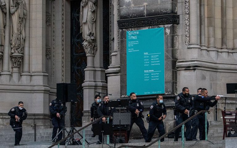 Νέα Υόρκη: Νεκρός από αστυνομικά πυρά ο άνδρας που άνοιξε πυρ έξω από ναό