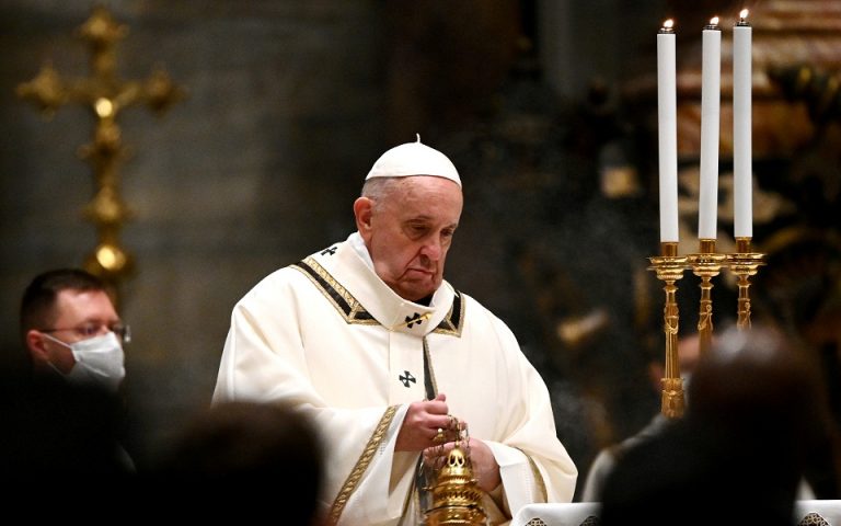 Ο Πάπας θα λείψει από τις λειτουργίες της Πρωτοχρονιάς λόγω ισχιαλγίας