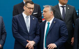 Oι πρωθυπουργοί της Πολωνίας Ματέους Μοραβιέτσκι (αριστερά) και της Ουγγαρίας Βίκτορ Ορμπαν εξακολουθούν να τηρούν αρνητική στάση (φωτ. A.P.).