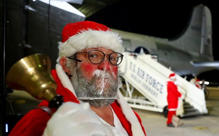 Άγιος Βασίλης έρχεται, με μάσκα στη γενειάδα (εικόνες)