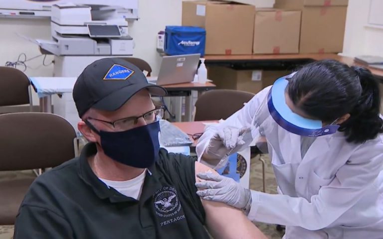 ΗΠΑ: Ο υπουργός Άμυνας εμβολιάστηκε μπροστά στην κάμερα
