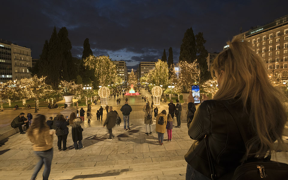 Η καλύτερα, εδώ και χρόνια, στολισμένη πλατεία Συντάγματος προσελκύει πολλούς Αθηναίους οι οποίοι σπεύδουν να «μυρίσουν» Χριστούγεννα, σε μια εορταστική περίοδο διαφορετική από άλλες χρονιές (φωτογραφίες ΒΑΓΓΕΛΗΣ ΖΑΒΟΣ).

