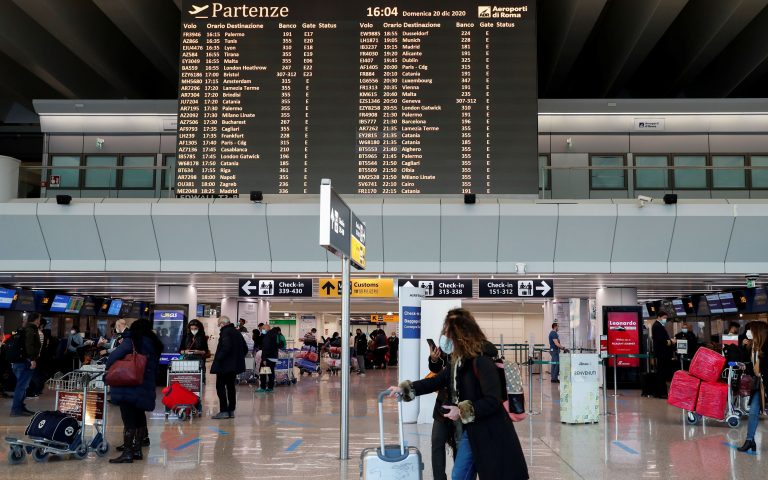 Μακραίνει η λίστα των χωρών που αναστέλλουν τις πτήσεις από και προς Βρετανία