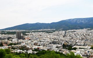 Μέχρι σήμερα, η συντριπτική πλειονότητα των ακινήτων που μισθώνονται από το Δημόσιο είναι παλαιά και ρυπογόνα, με δεδομένο άλλωστε ότι βρίσκονται κυρίως στο κέντρο της Αθήνας.