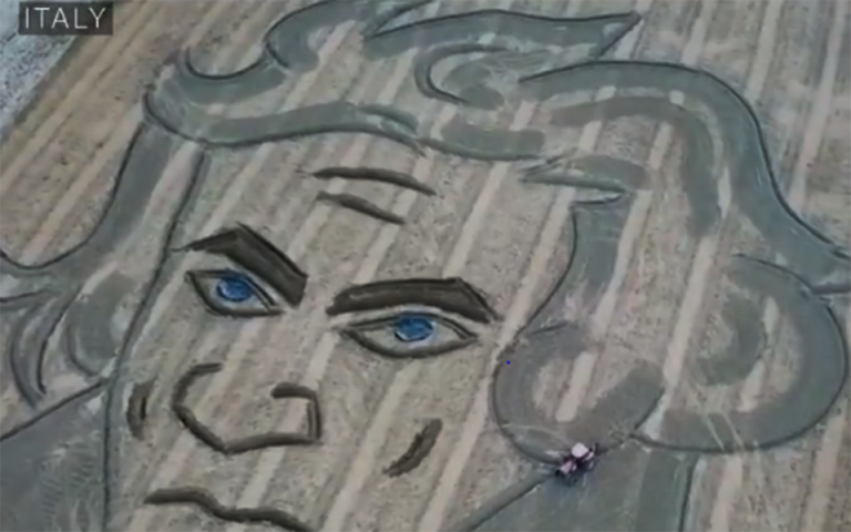 «Ζωγράφισε» με τρακτέρ το πορτρέτο του Μπετόβεν (βίντεο)