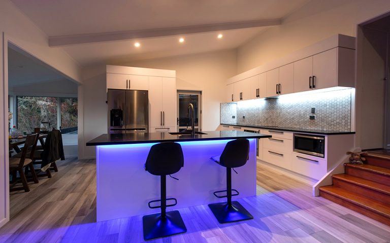 Φωτισμός κάτω από ντουλάπια κουζίνας: Βασικά Σημεία Τοποθέτησης, Είδη Φωτισμού και Χρήσιμες Συμβουλές