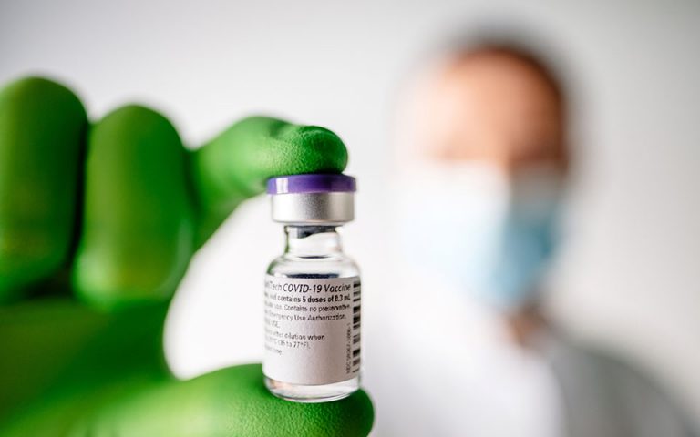 Βρετανία: Μελετάται ο τρόπος εμβολιασμού στους οίκους ευγηρίας