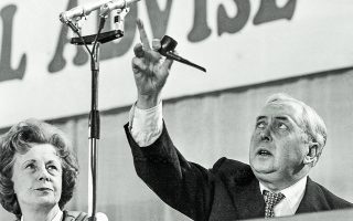 26 Απριλίου 1975. Ο πρωθυπουργός Χάρολντ Ουίλσον με την πίπα στο χέρι ετοιμάζεται να μιλήσει σε εκδήλωση του Εργατικού Κόμματος στο Λονδίνο. Φωτ. ASSOCIATED PRESS