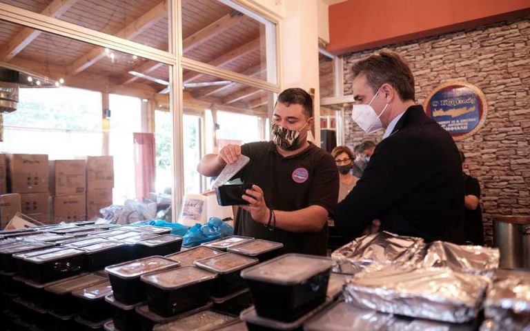 Μερίδες φαγητού και δώρα μοίρασε ο πρωθυπουργός σε εστιατόριο στο Κερατσίνι