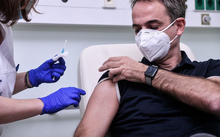 Στο νοσοκομείο «Αττικόν» παρουσία Τσιόδρα ο εμβολιασμός του πρωθυπουργού