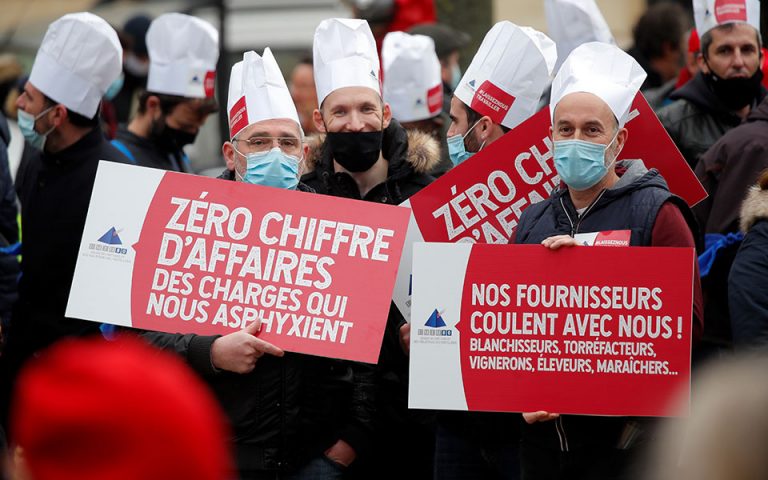 Χιλιάδες διαδηλωτές στους δρόμους του Παρισιού υπέρ του ανοίγματος ξενοδοχείων και εστιατορίων
